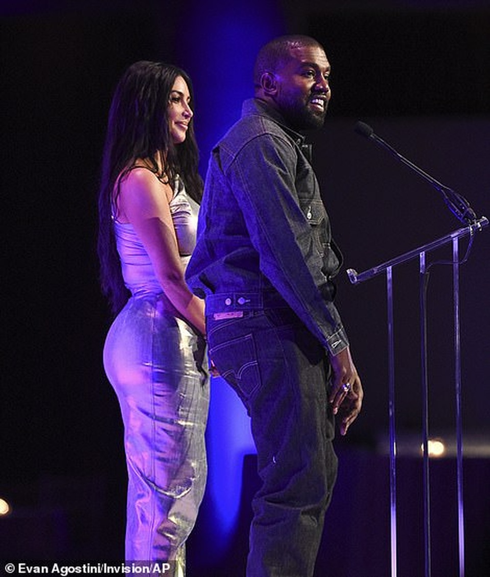 Kim Kardashian hạnh phúc sánh đôi bên chồng - 9