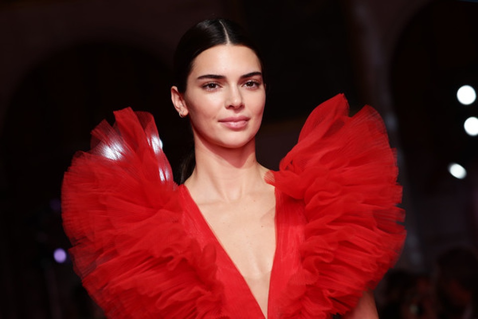 Kendall Jenner khoe chân dài với váy đỏ rực - 2