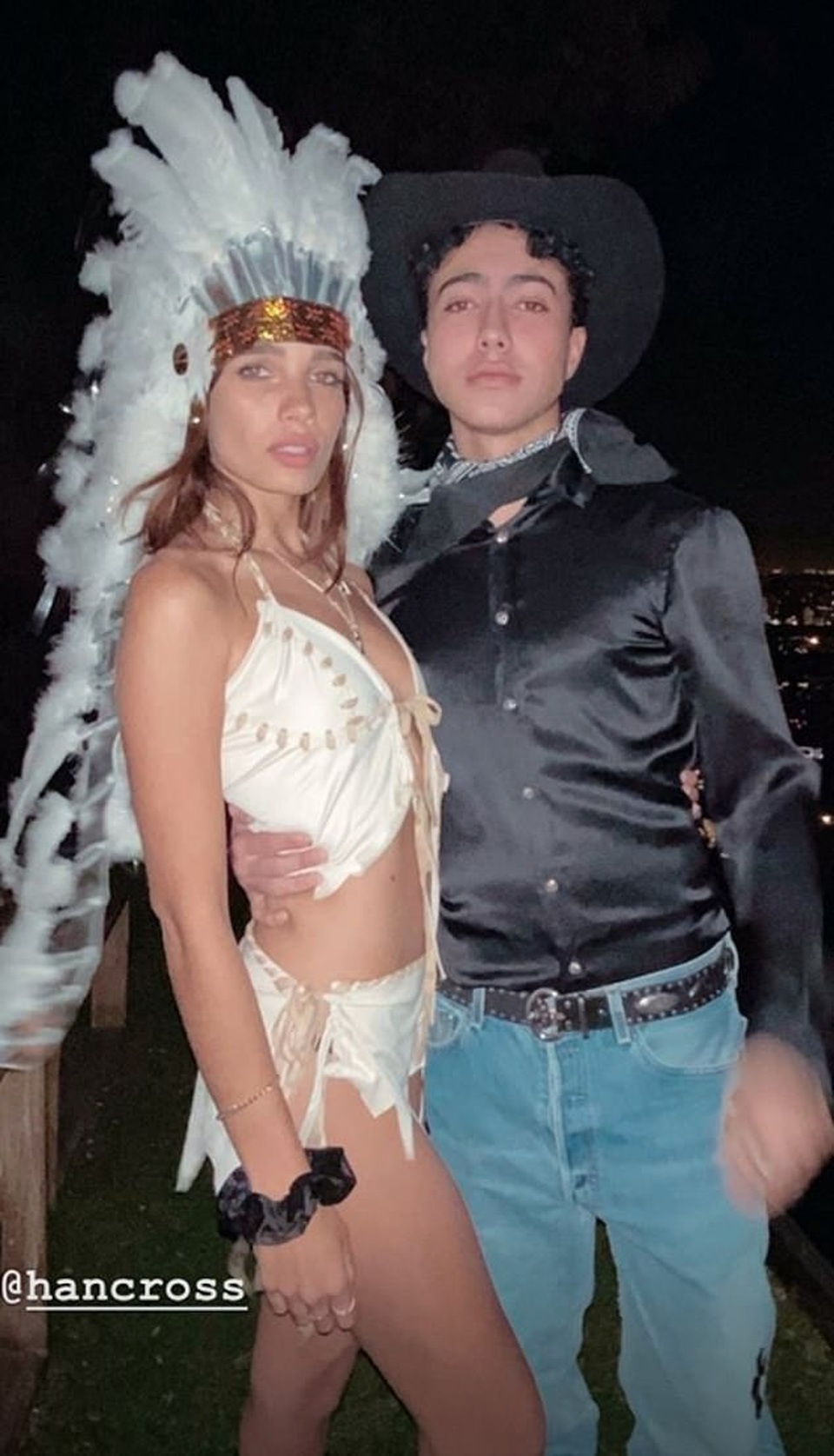 Bạn cô Kim khoe ngực khủng tại tiệc hóa trang - 7