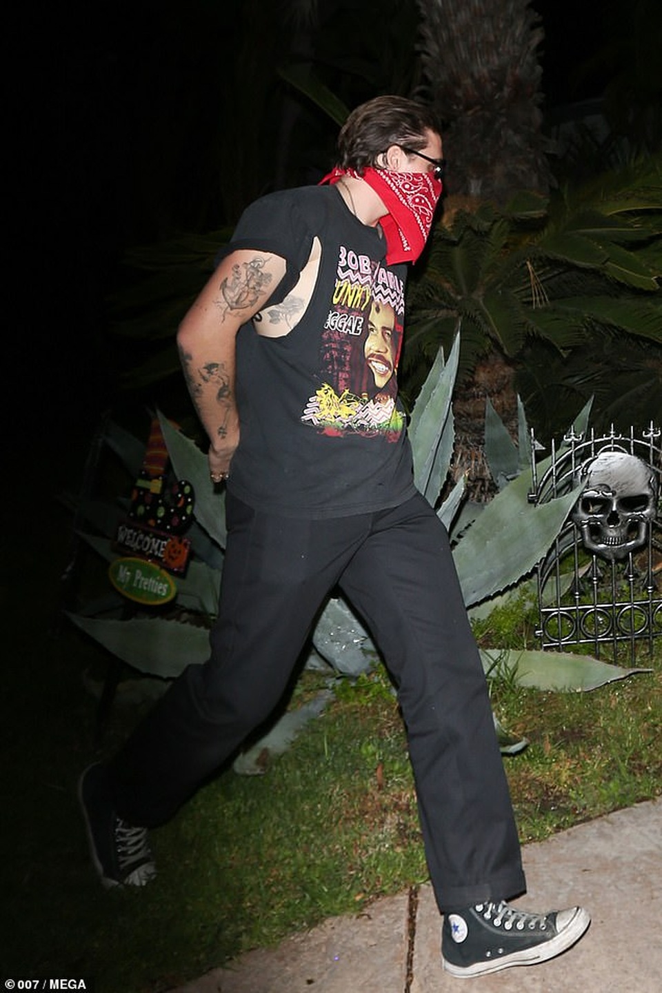 Bạn cô Kim khoe ngực khủng tại tiệc hóa trang - 6