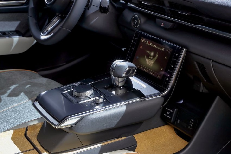 Mazda chính thức ra mắt mẫu xe chạy điện đầu tiên MX-30 - 19 Mazda chính thức ra mắt mẫu xe chạy điện đầu tiên MX-30 - 19