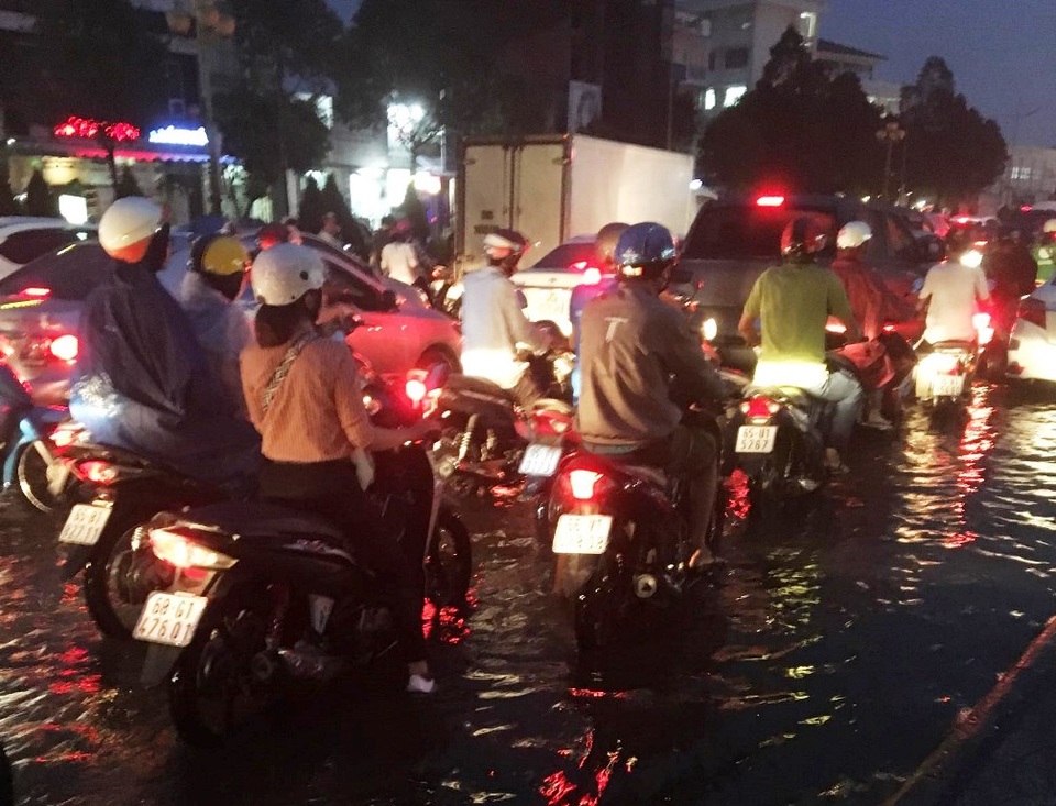 Cần Thơ mưa lớn, nhiều tuyến đường biến thành sông - 7 Cần Thơ mưa lớn, nhiều tuyến đường biến thành sông - 7