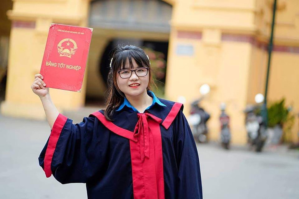 Bố mất sớm, mẹ một nách 2 con, nữ sinh vượt khó thành thủ khoa ĐH Dược - 1 Bố mất sớm, mẹ một nách 2 con, nữ sinh vượt khó thành thủ khoa ĐH Dược - 1