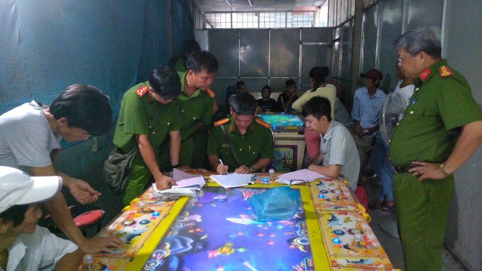 Công an tiêu hủy hàng trăm máy game bắn cá - 1 Công an tiêu hủy hàng trăm máy game bắn cá - 1