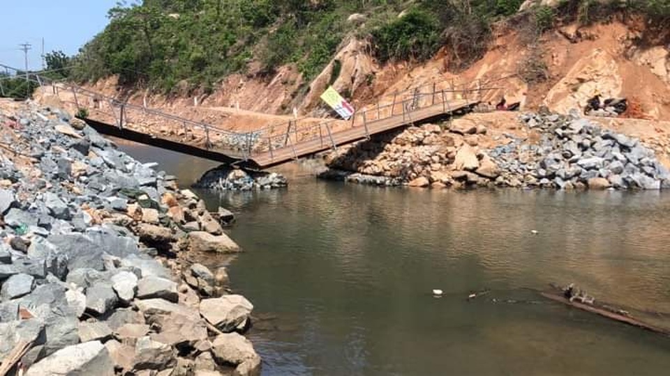 Khắc phục cầu sập ở Cam Ranh để giáo viên qua suối dạy học - 2 Khắc phục cầu sập ở Cam Ranh để giáo viên qua suối dạy học - 2