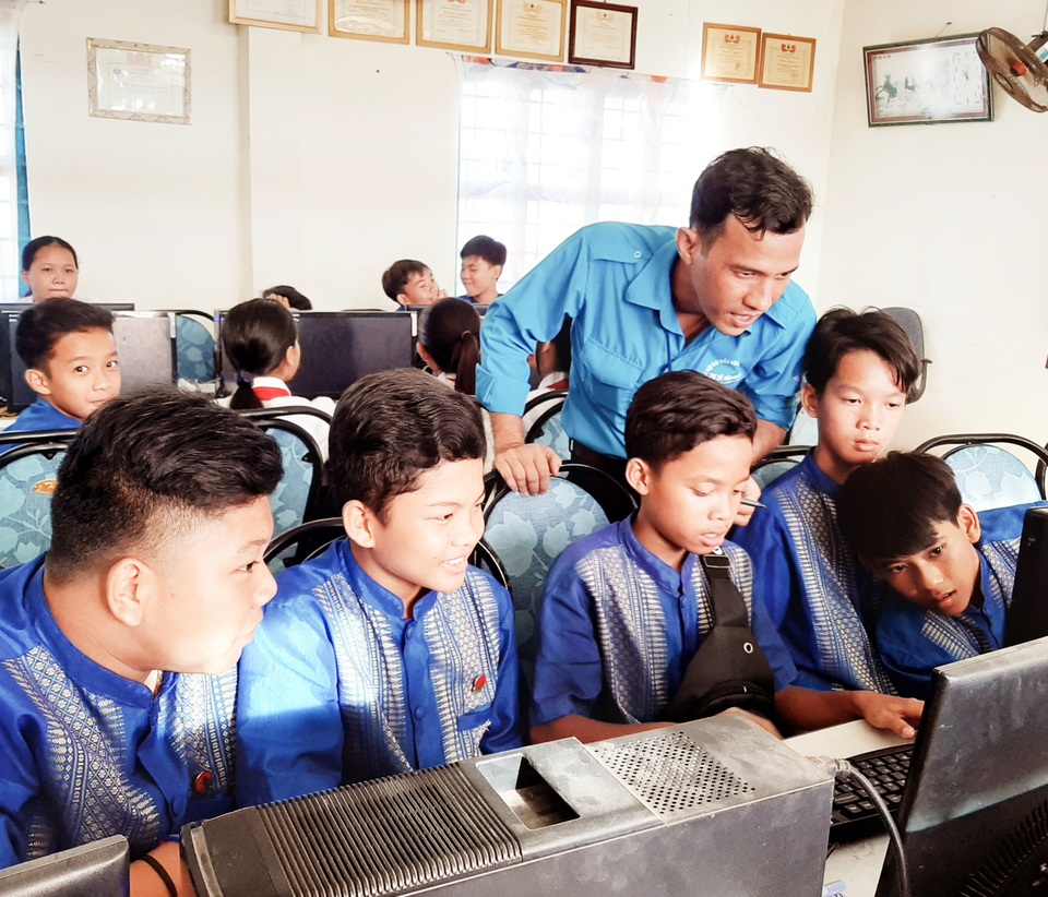 Thầy giáo người dân tộc Khmer nguyện gắn bó với học sinh dân tộc - 1 Thầy giáo người dân tộc Khmer nguyện gắn bó với học sinh dân tộc - 1