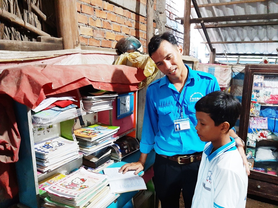 Thầy giáo người dân tộc Khmer nguyện gắn bó với học sinh dân tộc - 2 Thầy giáo người dân tộc Khmer nguyện gắn bó với học sinh dân tộc - 2