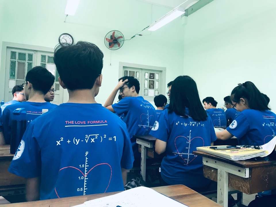 Rớt nước mắt với logo “30-1 = 30” trên chiếc áo đồng phục lớp - 5 Rớt nước mắt với logo “30-1 = 30” trên chiếc áo đồng phục lớp - 5