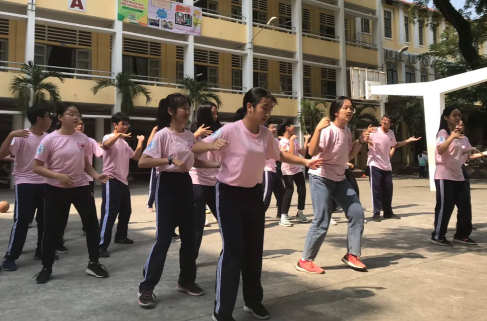 Rớt nước mắt với logo “30-1 = 30” trên chiếc áo đồng phục lớp - 1 Rớt nước mắt với logo “30-1 = 30” trên chiếc áo đồng phục lớp - 1