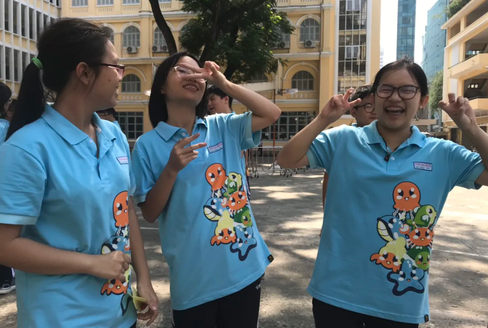 Rớt nước mắt với logo “30-1 = 30” trên chiếc áo đồng phục lớp - 2 Rớt nước mắt với logo “30-1 = 30” trên chiếc áo đồng phục lớp - 2