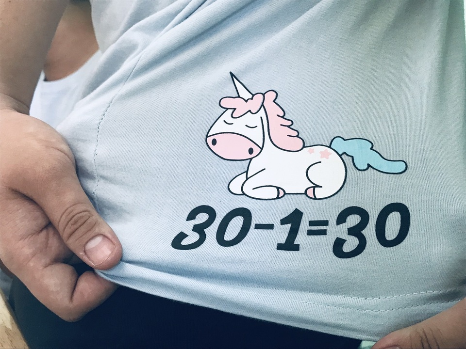 Rớt nước mắt với logo “30-1 = 30” trên chiếc áo đồng phục lớp - 7 Rớt nước mắt với logo “30-1 = 30” trên chiếc áo đồng phục lớp - 7