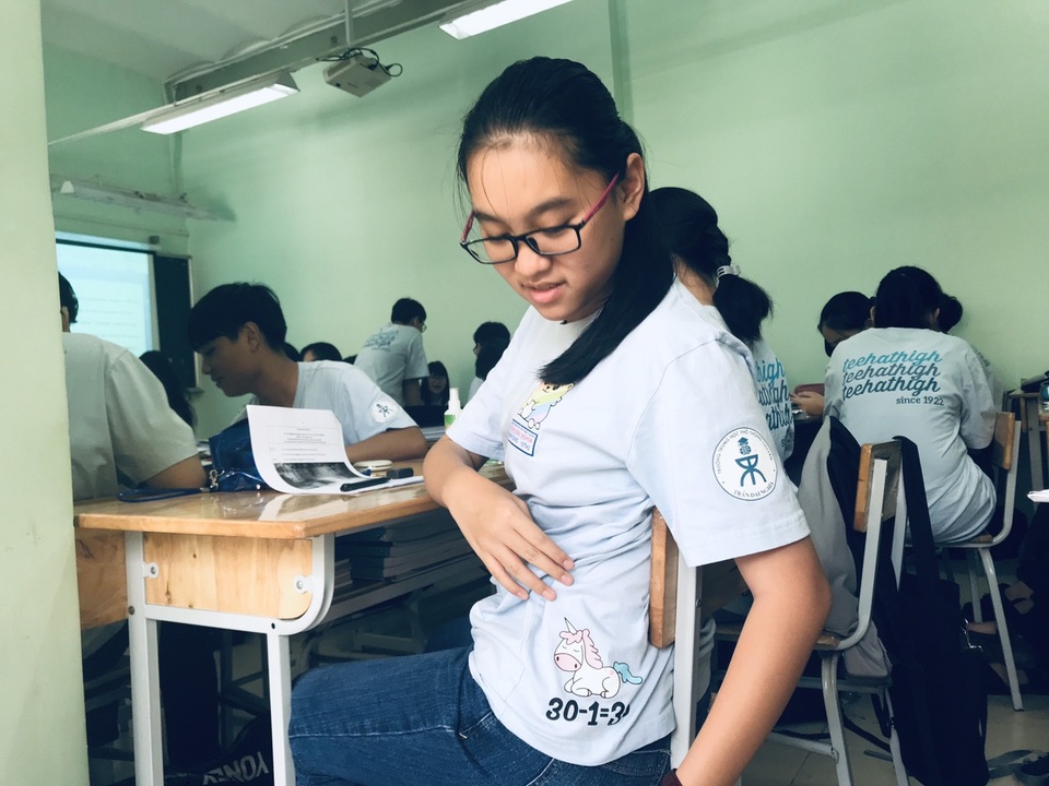 Rớt nước mắt với logo “30-1 = 30” trên chiếc áo đồng phục lớp - 6 Rớt nước mắt với logo “30-1 = 30” trên chiếc áo đồng phục lớp - 6