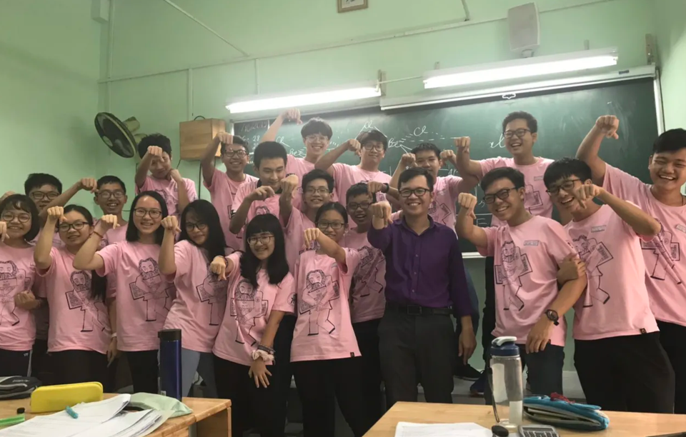 Rớt nước mắt với logo “30-1 = 30” trên chiếc áo đồng phục lớp - 3 Rớt nước mắt với logo “30-1 = 30” trên chiếc áo đồng phục lớp - 3