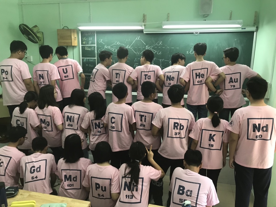 Rớt nước mắt với logo “30-1 = 30” trên chiếc áo đồng phục lớp - 4 Rớt nước mắt với logo “30-1 = 30” trên chiếc áo đồng phục lớp - 4