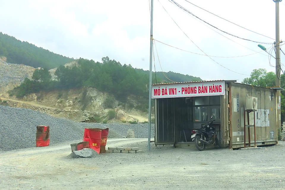 Núi Hồng chi chít những vết sẹo: Dãy núi huyền thoại bị xẻ thịt đến xót xa! - 5 Núi Hồng chi chít những vết sẹo: Dãy núi huyền thoại bị xẻ thịt đến xót xa! - 5