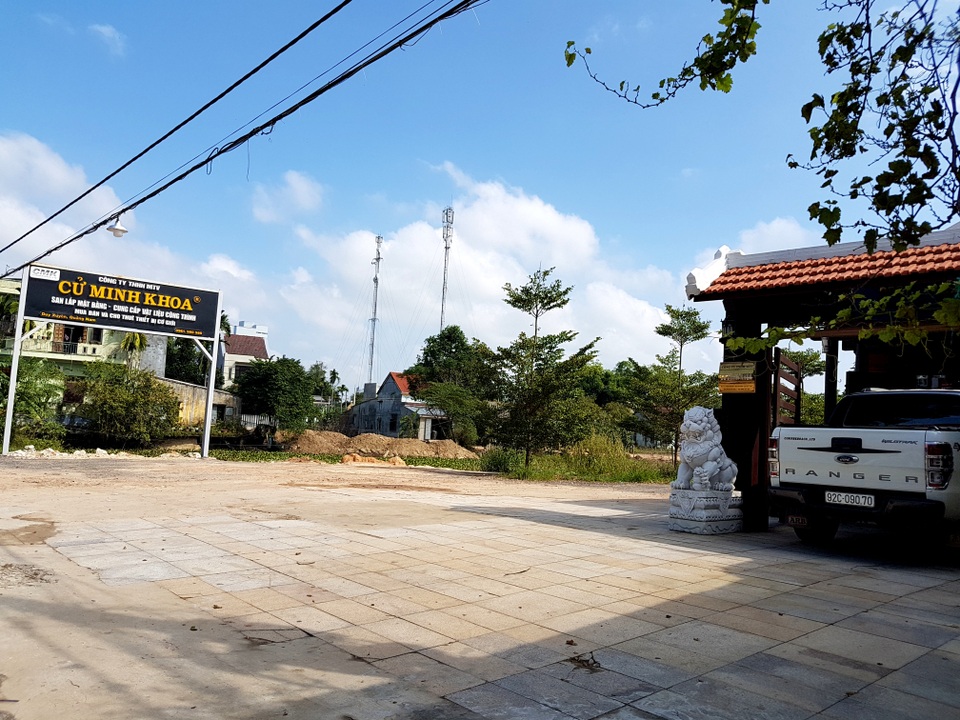 Chủ một doanh nghiệp ngang nhiên lấn hàng trăm m2 đất công - 1 Chủ một doanh nghiệp ngang nhiên lấn hàng trăm m2 đất công - 1