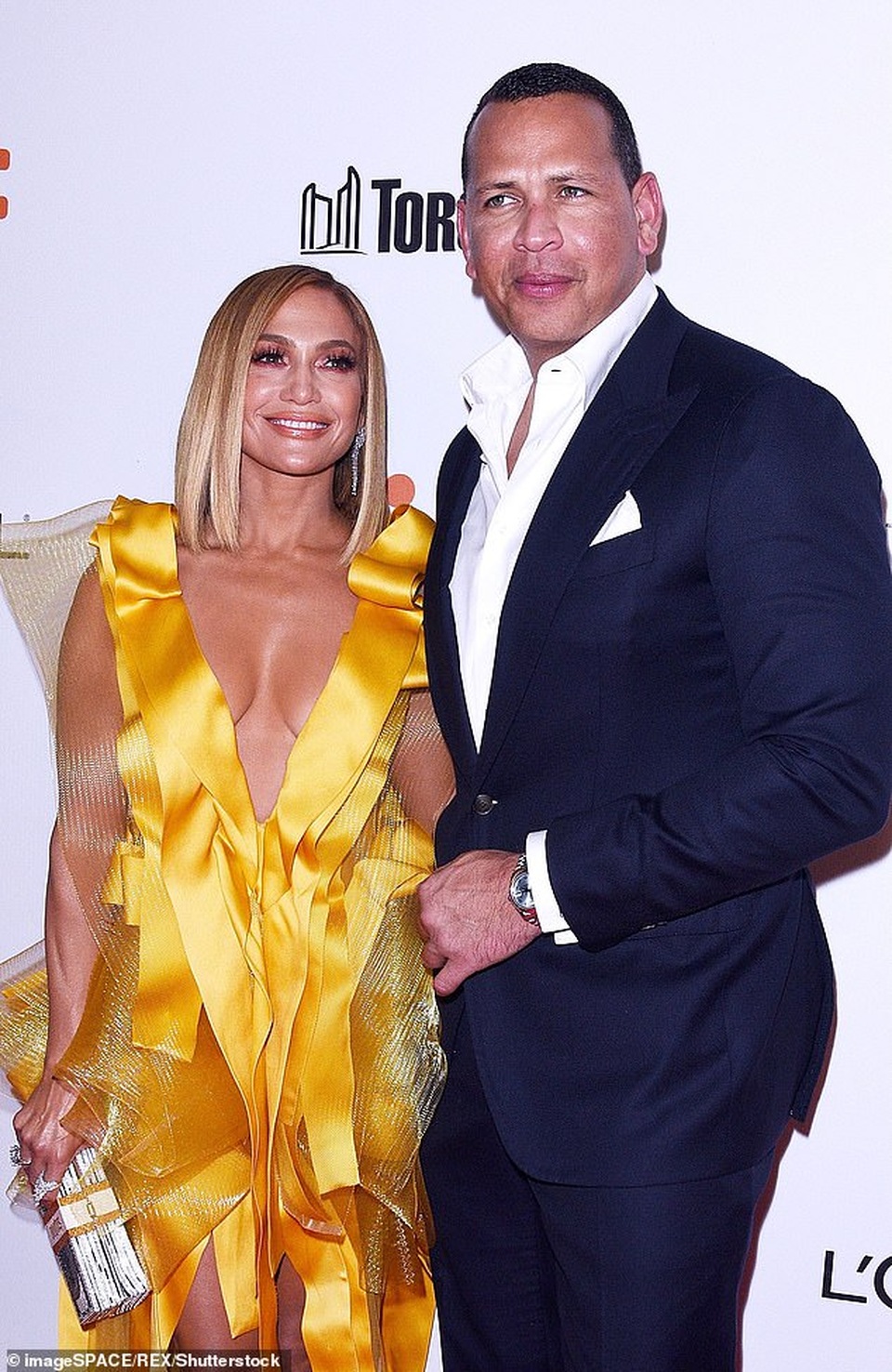 Jennifer Lopez bật khóc và quyên tặng thực phẩm suốt một năm cho trường học - 1