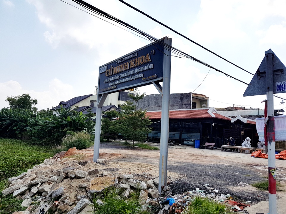 Mảnh đất mà ông Cử lấn chiếm và dựng biển hiệu vi phạm hành lang đường bộ của quốc lộ 1A Chủ một doanh nghiệp ở Quảng Nam lấn đất công