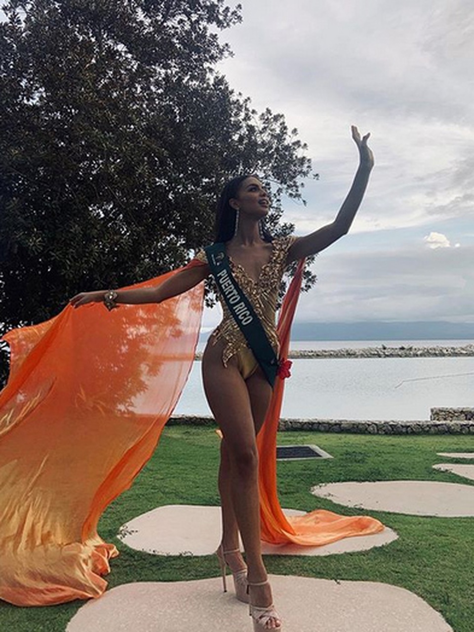 Vẻ đẹp bốc lửa của tân hoa hậu trái đất - 5