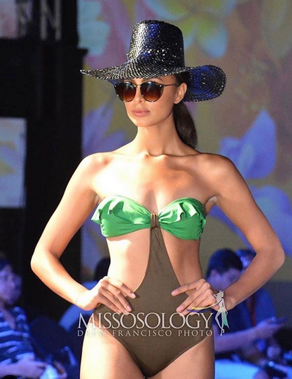 Vẻ đẹp bốc lửa của tân hoa hậu trái đất - 9