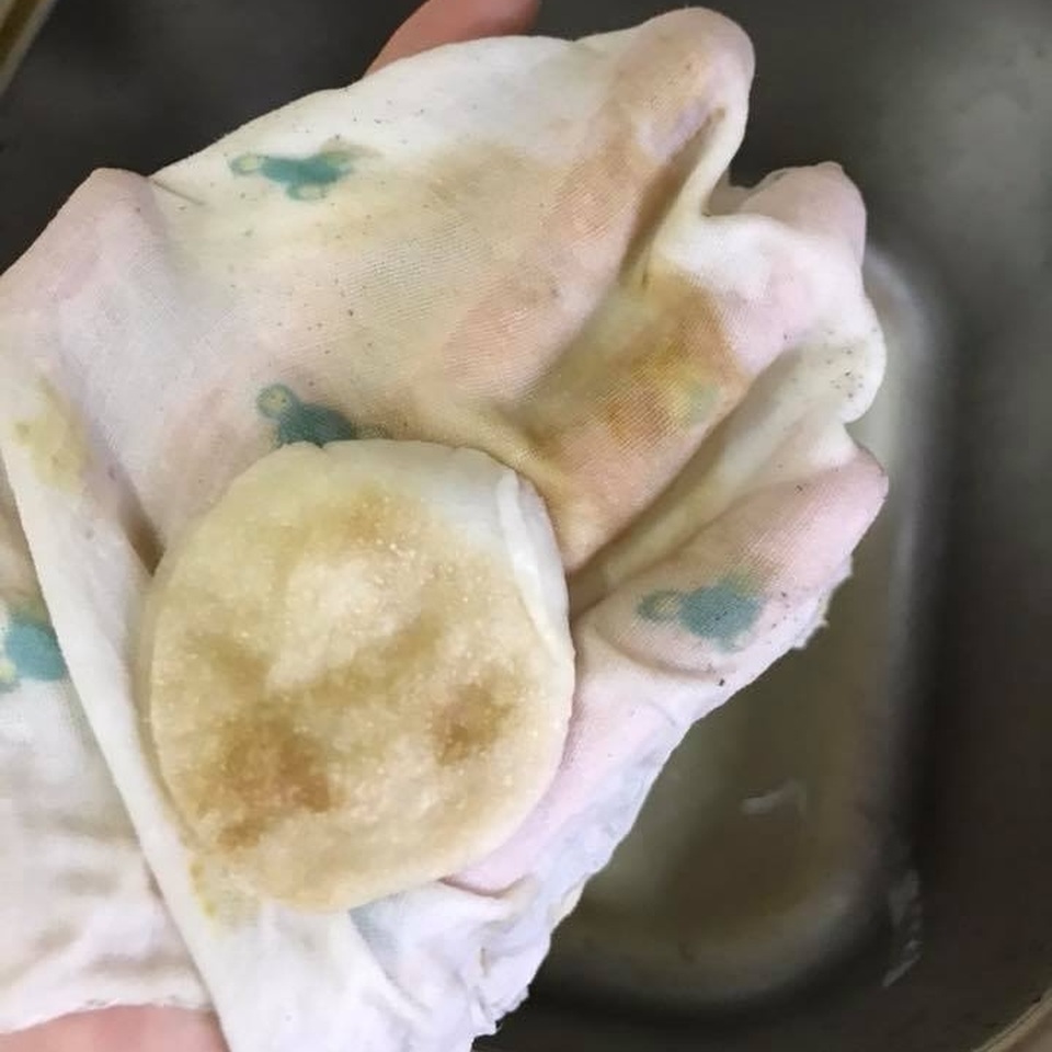 Nước sông Đà được thông báo an toàn, người Hà Nội vẫn đổ xô mua nước đóng chai về dùng - 4 Nước sông Đà được thông báo an toàn, người Hà Nội vẫn đổ xô mua nước đóng chai về dùng - 4