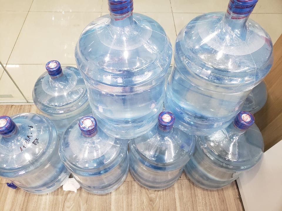 Nước sông Đà được thông báo an toàn, người Hà Nội vẫn đổ xô mua nước đóng chai về dùng - 1 Nước sông Đà được thông báo an toàn, người Hà Nội vẫn đổ xô mua nước đóng chai về dùng - 1