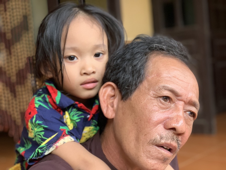 Ba chị em bé gái lớn lên trong vòng tay yêu thương của bạn đọc Dân trí - 4 Ba chị em bé gái lớn lên trong vòng tay yêu thương của bạn đọc Dân trí - 4