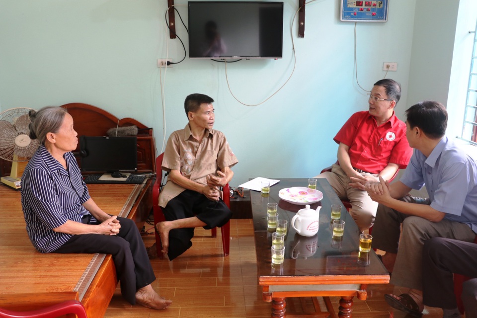 Thăm người đàn ông mang bệnh “người cây” ở Ninh Bình - 2 Thăm người đàn ông mang bệnh “người cây” ở Ninh Bình - 2