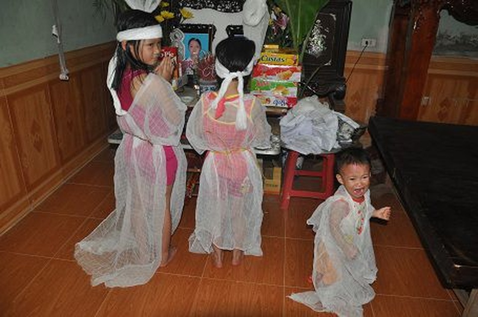 Ba chị em bé gái lớn lên trong vòng tay yêu thương của bạn đọc Dân trí - 1 Ba chị em bé gái lớn lên trong vòng tay yêu thương của bạn đọc Dân trí - 1