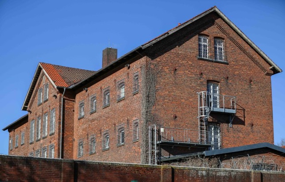 Thanh niên si tình đột nhập nhà giam cầu xin bạn gái “yêu lại từ đầu” - 1