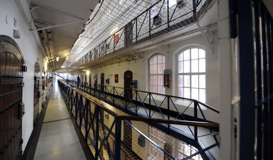 Thanh niên si tình đột nhập nhà giam cầu xin bạn gái “yêu lại từ đầu” - 2