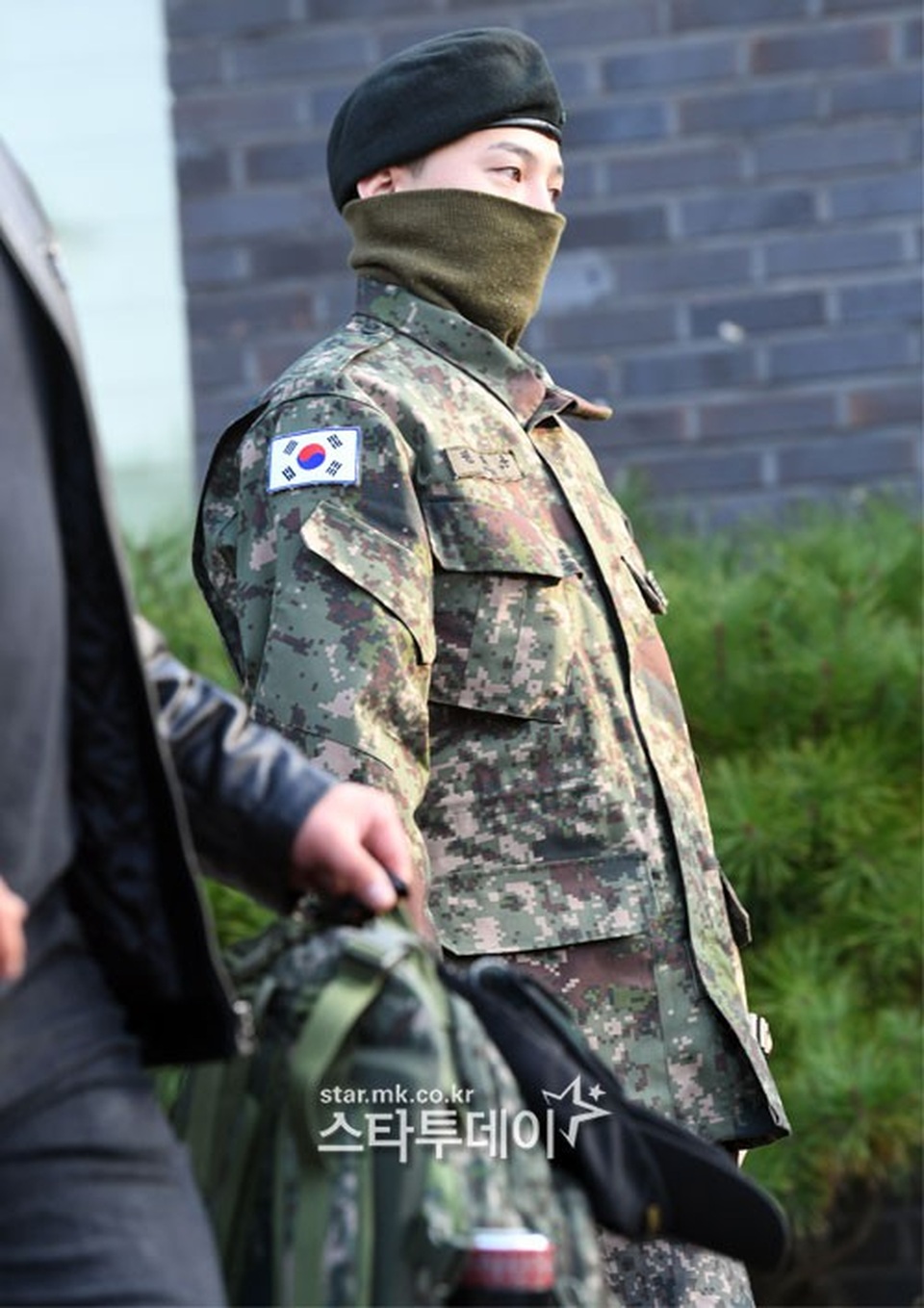 3 nghìn fan đón G-Dragon xuất ngũ - 5