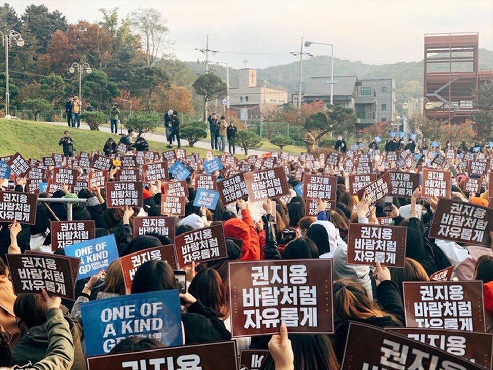 3 nghìn fan đón G-Dragon xuất ngũ - 1