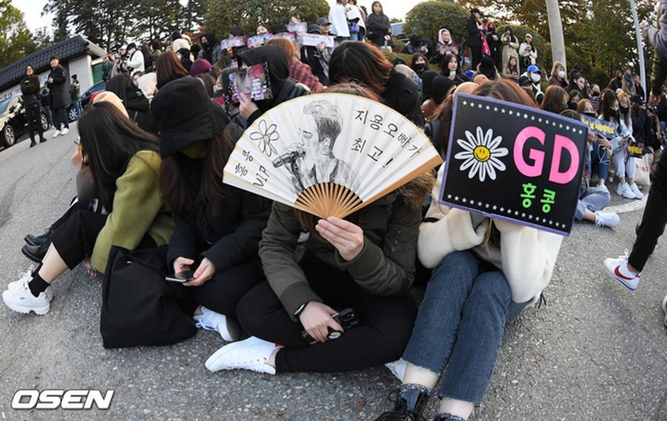 3 nghìn fan đón G-Dragon xuất ngũ - 3