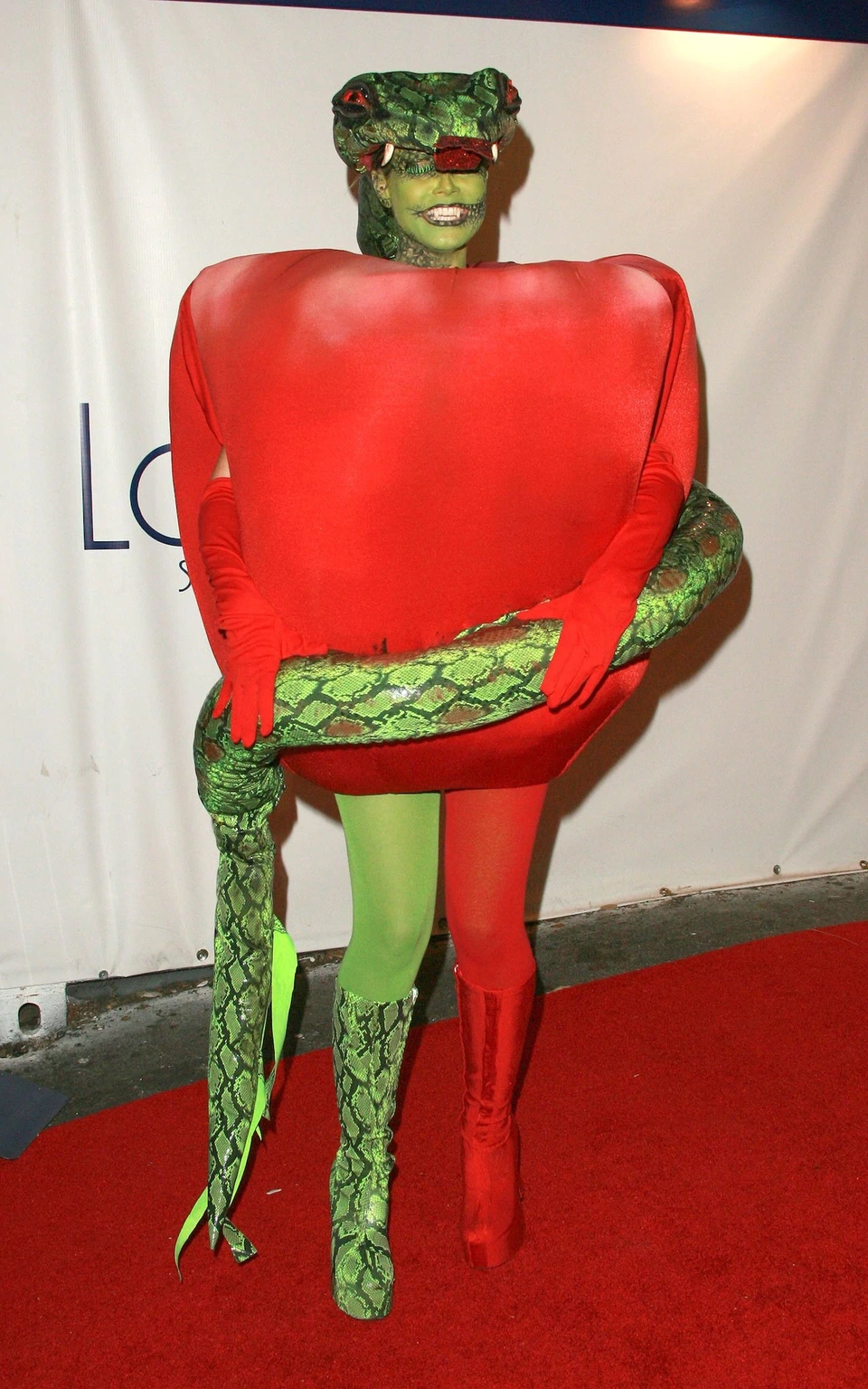 Những màn hóa trang Halloween siêu ấn tượng của của Heidi Klum - 13 Những màn hóa trang Halloween siêu ấn tượng của của Heidi Klum - 13