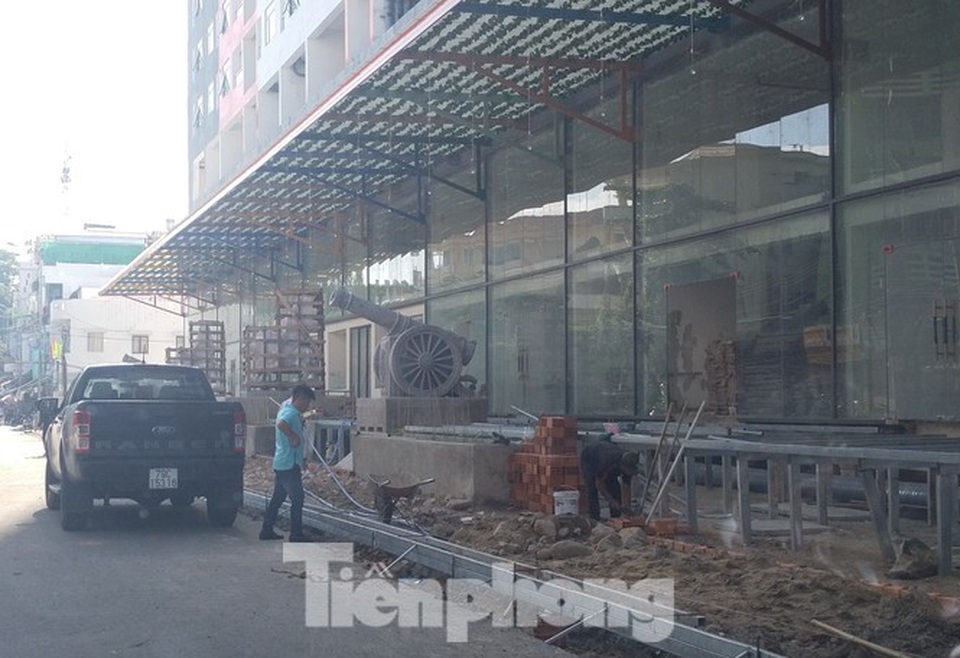 Hết lùa dân vào ở đến bán trái phép 20 căn hộ cho người nước ngoài - 2 Hết lùa dân vào ở đến bán trái phép 20 căn hộ cho người nước ngoài - 2