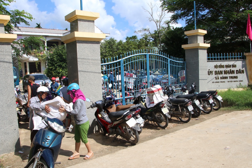 Nghi bị lừa đảo, người dân vây nhân viên bán hàng khuyến mãi - 1 Nghi bị lừa đảo, người dân vây nhân viên bán hàng khuyến mãi - 1