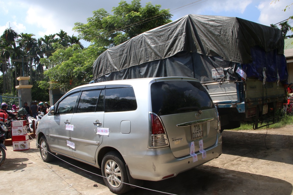 Nghi bị lừa đảo, người dân vây nhân viên bán hàng khuyến mãi - 3 Nghi bị lừa đảo, người dân vây nhân viên bán hàng khuyến mãi - 3