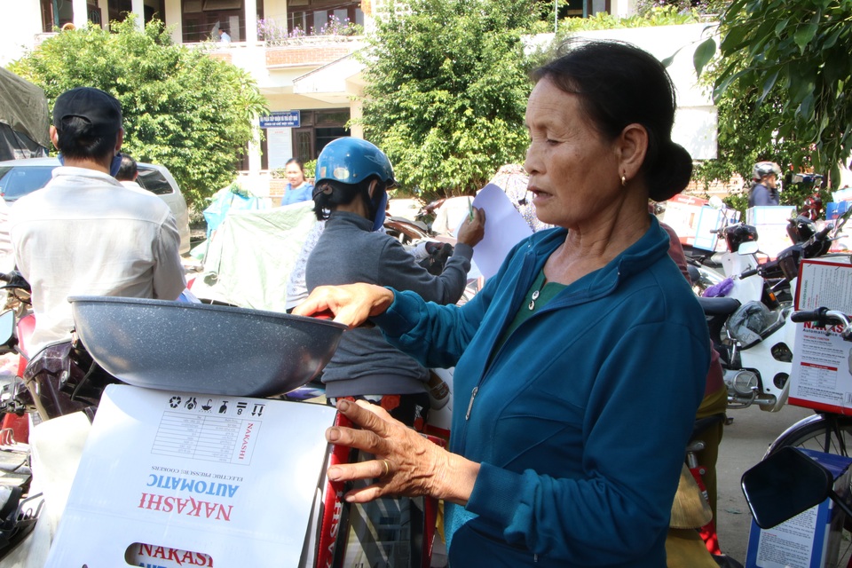Nghi bị lừa đảo, người dân vây nhân viên bán hàng khuyến mãi - 2 Nghi bị lừa đảo, người dân vây nhân viên bán hàng khuyến mãi - 2