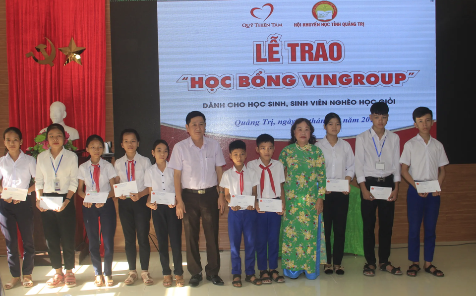 Hàng chục suất học bổng “tiếp sức” cho học sinh, sinh viên nghèo hiếu học - 1 Hàng chục suất học bổng “tiếp sức” cho học sinh, sinh viên nghèo hiếu học - 1