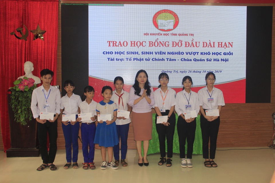 Hàng chục suất học bổng “tiếp sức” cho học sinh, sinh viên nghèo hiếu học - 2 Hàng chục suất học bổng “tiếp sức” cho học sinh, sinh viên nghèo hiếu học - 2