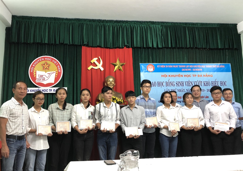 Đà Nẵng: Trao 200 triệu đồng giúp tân sinh viên vượt khó - 1 Đà Nẵng: Trao 200 triệu đồng giúp tân sinh viên vượt khó - 1