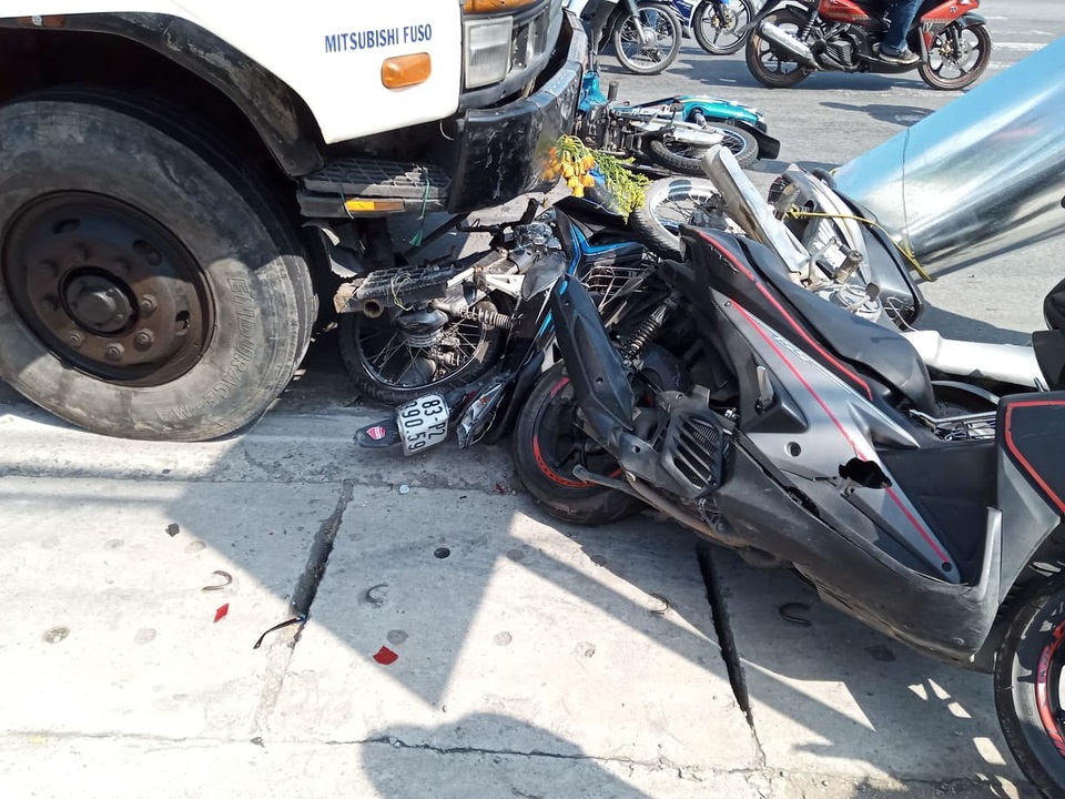 Ô tô tải mất phanh, tông 4 người nguy kịch - 2