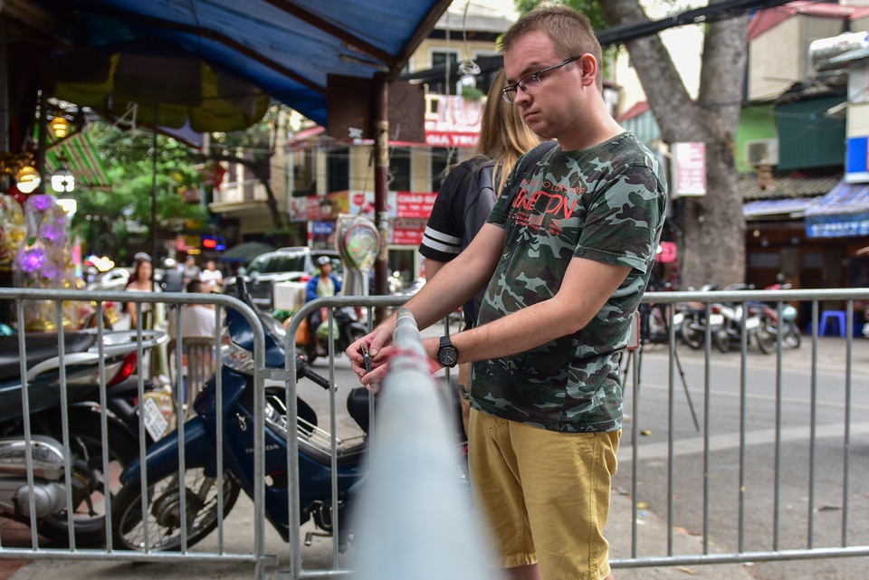 Du khách xếp hàng chụp ảnh phố cà phê đường tàu... qua rào chắn - 11 Du khách xếp hàng chụp ảnh phố cà phê đường tàu... qua rào chắn - 11