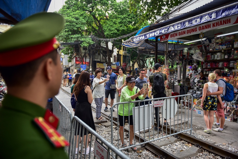 Du khách xếp hàng chụp ảnh phố cà phê đường tàu... qua rào chắn - 4 Du khách xếp hàng chụp ảnh phố cà phê đường tàu... qua rào chắn - 4
