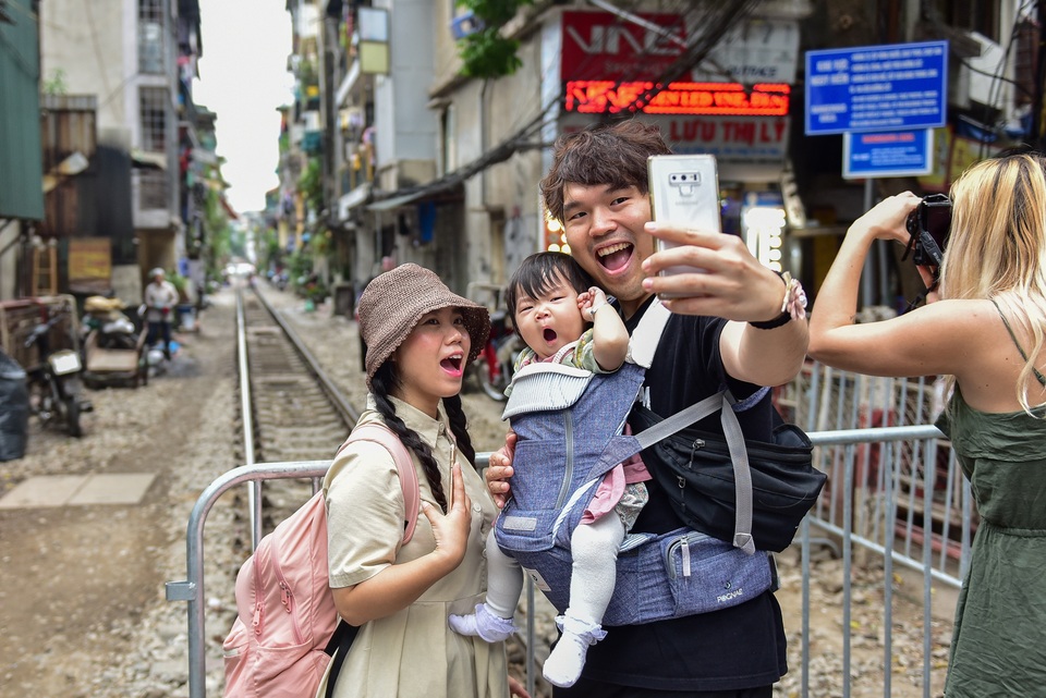 Du khách xếp hàng chụp ảnh phố cà phê đường tàu... qua rào chắn - 13 Du khách xếp hàng chụp ảnh phố cà phê đường tàu... qua rào chắn - 13