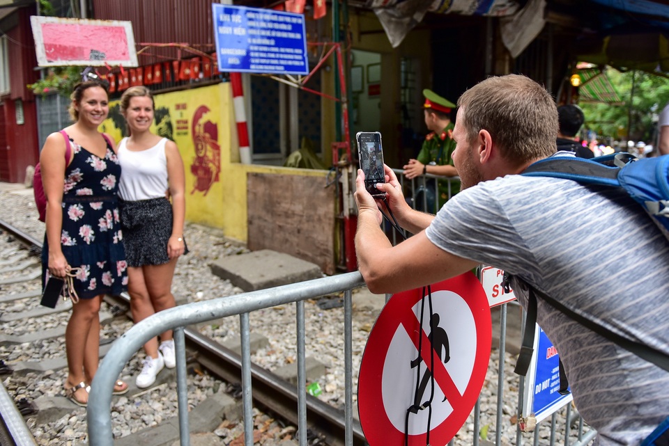 Du khách xếp hàng chụp ảnh phố cà phê đường tàu... qua rào chắn - 1 Du khách xếp hàng chụp ảnh phố cà phê đường tàu... qua rào chắn - 1