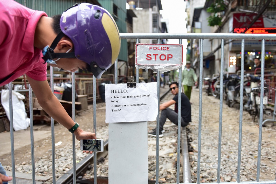 Du khách xếp hàng chụp ảnh phố cà phê đường tàu... qua rào chắn - 6 Du khách xếp hàng chụp ảnh phố cà phê đường tàu... qua rào chắn - 6
