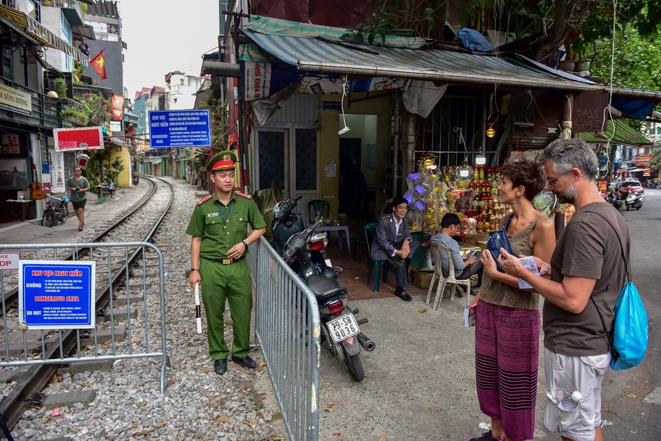 Du khách xếp hàng chụp ảnh phố cà phê đường tàu... qua rào chắn - 10 Du khách xếp hàng chụp ảnh phố cà phê đường tàu... qua rào chắn - 10