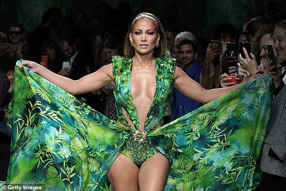 Người đẹp U60 Lisa Rinna diện váy táo bạo bắt chước Jennifer Lopez - 2 Người đẹp U60 Lisa Rinna diện váy táo bạo bắt chước Jennifer Lopez - 2